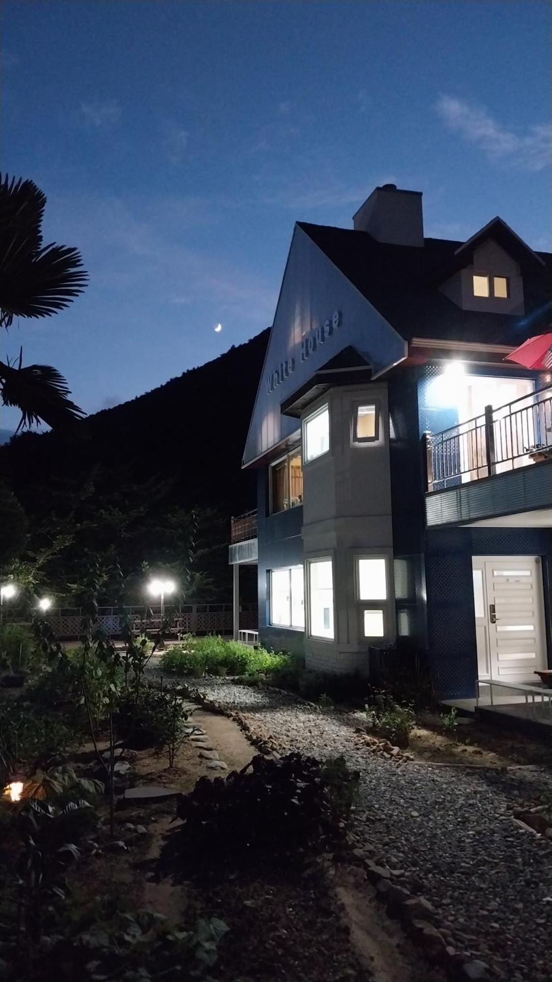 White House Hotel Namhae Buitenkant foto